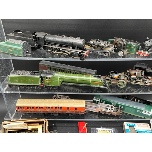 111 - Job Lot of OO gauge Loco & Rolling stock Spares
(11000g)
Not for the feint-hearted
Plastic and metal... 