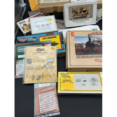 112 - Job Lot of OO gauge model kits and details
(7000g)
Some sealed but others not and therefore unable t... 