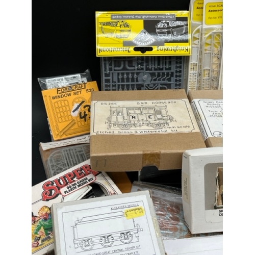 112 - Job Lot of OO gauge model kits and details
(7000g)
Some sealed but others not and therefore unable t... 