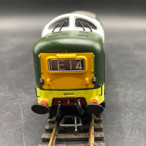 285 - Bachmann Branchline 32-525 Class 55 Deltic D9004 'Queens Own Highlander' in BR Green - Tested Runner... 