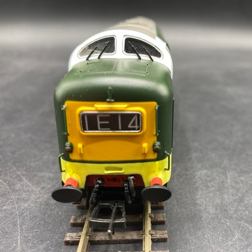 285 - Bachmann Branchline 32-525 Class 55 Deltic D9004 'Queens Own Highlander' in BR Green - Tested Runner... 