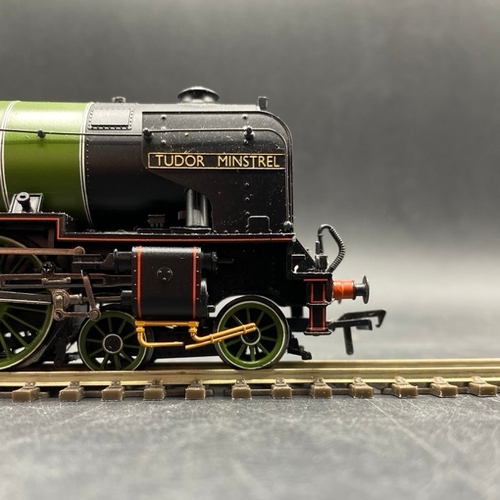 289 - Bachmann Branchline 31-527 Class A2 4-6-2 60528 'Tudor Minstrel' in BR apple green with single chimn... 