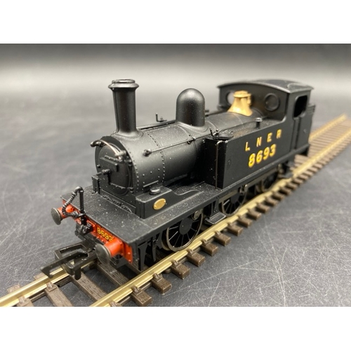 296 - Two OO gauge shunters - Tested Runners
(600g)
Bachmann Branchline 31-057 Class J72 0-6-0T 8693 in LN... 