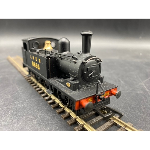 296 - Two OO gauge shunters - Tested Runners
(600g)
Bachmann Branchline 31-057 Class J72 0-6-0T 8693 in LN... 