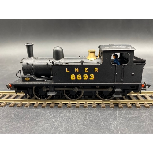 296 - Two OO gauge shunters - Tested Runners
(600g)
Bachmann Branchline 31-057 Class J72 0-6-0T 8693 in LN... 