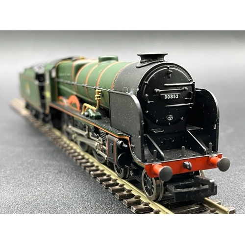 301 - Bachmann Branchline 31-405 Class LN 'Lord Nelson' 4-6-0 30852 'Sir Walter Raleigh' in BR green with ... 