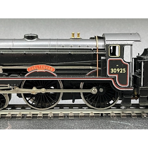 314 - Hornby R2039 Schools Class V 4-4-0 'Cheltenham' 30925 in BR Lined Black - Tested Runner
(400g)
Noisy... 