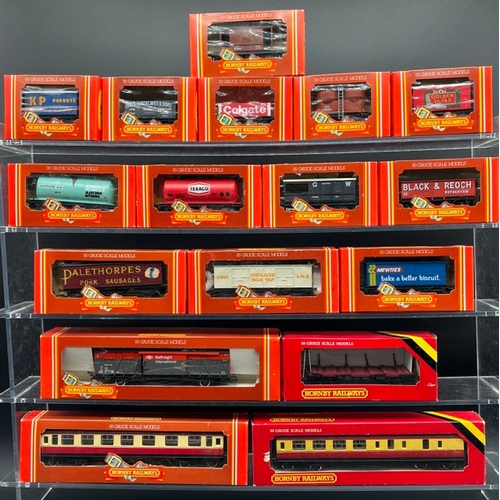 421 - 17 OO gauge Hornby Margate Boxed Rolling-stock appearing 'As New'
(1800g)
Boxes in Very Good conditi... 