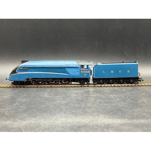 330 - Hornby R3196 Class A4 4-6-2 4468 'Mallard' in LNER Blue - The Great Gathering range with etched name... 