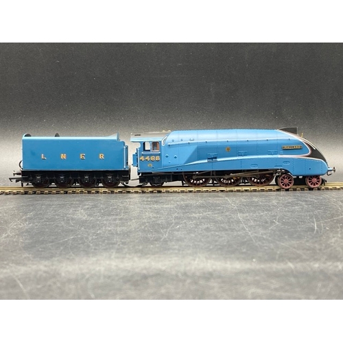 330 - Hornby R3196 Class A4 4-6-2 4468 'Mallard' in LNER Blue - The Great Gathering range with etched name... 