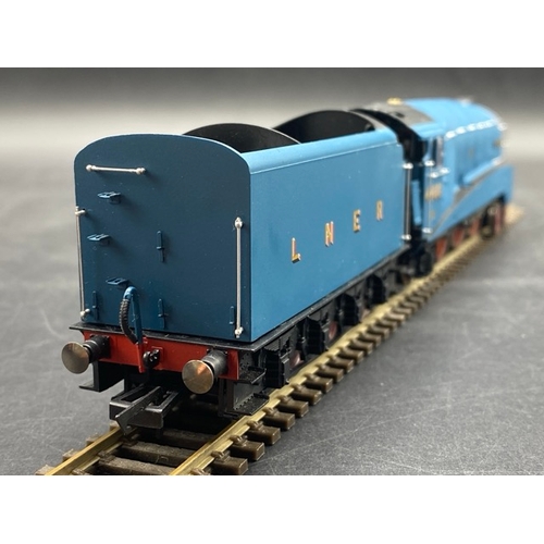 330 - Hornby R3196 Class A4 4-6-2 4468 'Mallard' in LNER Blue - The Great Gathering range with etched name... 