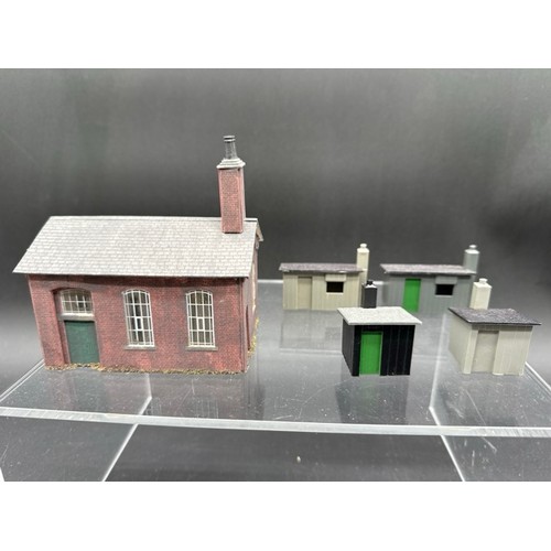 115 - Continental HO Scenic Railway Items (17)
(3100g)
Buildings, Tunnels, 1 unbuilt card kit & Hornby Sta... 