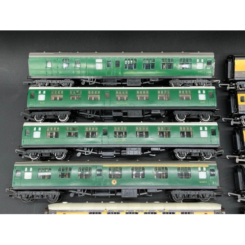 96 - 19 OO gauge Triang Rolling stock 'Ready to Roll'
(2200g)
Includes Triang R248 RAMC Ambulance coach
1... 