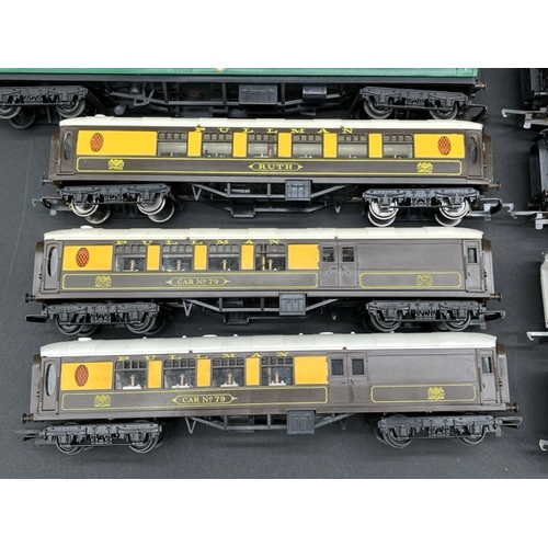 96 - 19 OO gauge Triang Rolling stock 'Ready to Roll'
(2200g)
Includes Triang R248 RAMC Ambulance coach
1... 