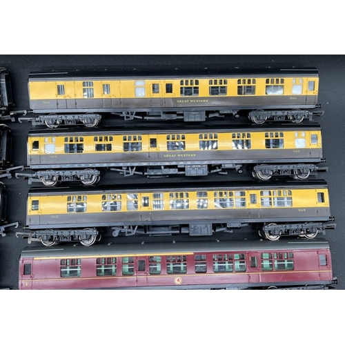 96 - 19 OO gauge Triang Rolling stock 'Ready to Roll'
(2200g)
Includes Triang R248 RAMC Ambulance coach
1... 