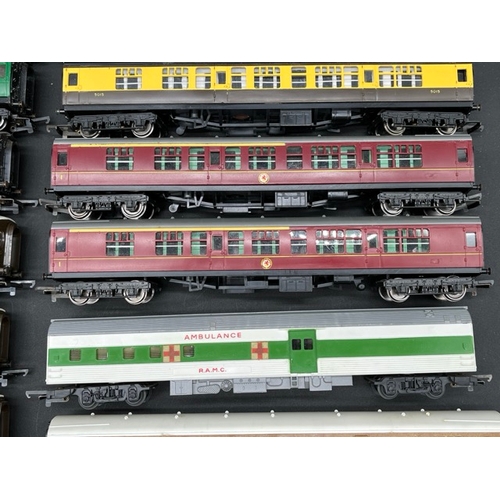 96 - 19 OO gauge Triang Rolling stock 'Ready to Roll'
(2200g)
Includes Triang R248 RAMC Ambulance coach
1... 