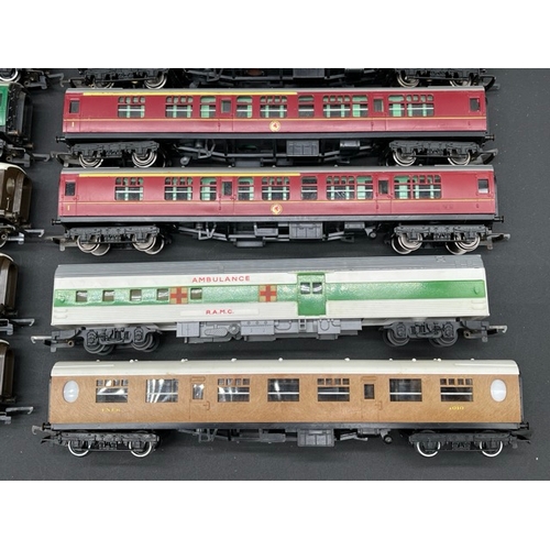 96 - 19 OO gauge Triang Rolling stock 'Ready to Roll'
(2200g)
Includes Triang R248 RAMC Ambulance coach
1... 