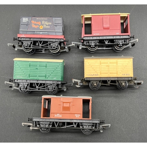 96 - 19 OO gauge Triang Rolling stock 'Ready to Roll'
(2200g)
Includes Triang R248 RAMC Ambulance coach
1... 