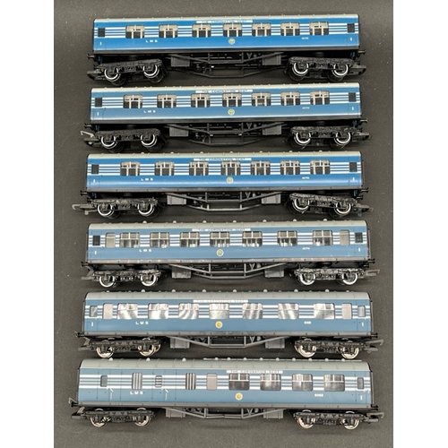 422 - 12 OO gauge un-boxed coaches, ten Hornby
(1900g)
Hornby R4218 Coronation brake 1st class coach 5052 ... 