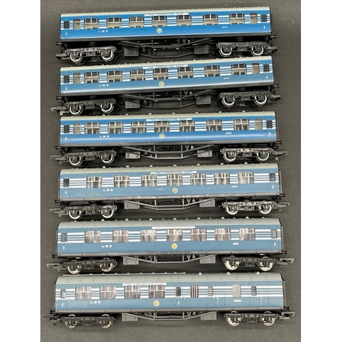 422 - 12 OO gauge un-boxed coaches, ten Hornby
(1900g)
Hornby R4218 Coronation brake 1st class coach 5052 ... 