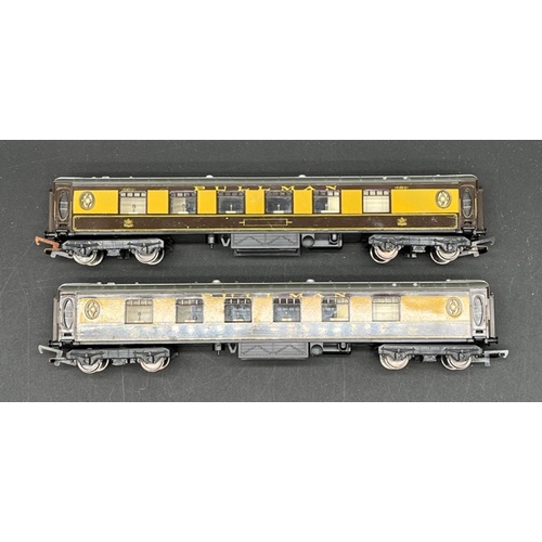 422 - 12 OO gauge un-boxed coaches, ten Hornby
(1900g)
Hornby R4218 Coronation brake 1st class coach 5052 ... 