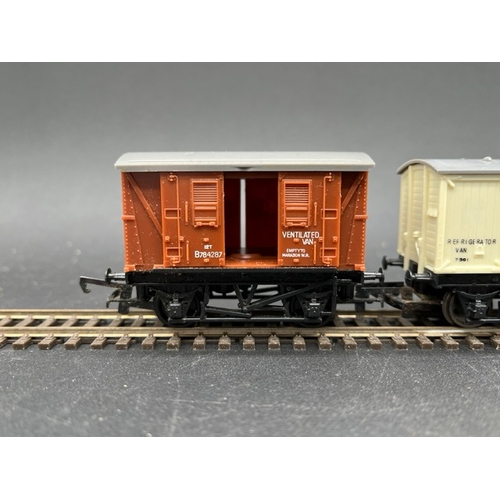 423 - 26 OO gauge Hornby Rolling stock 'Ready to Roll'
(1300g)
Includes, Private owner wagons, branded van... 