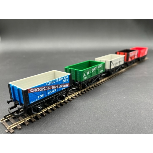 423 - 26 OO gauge Hornby Rolling stock 'Ready to Roll'
(1300g)
Includes, Private owner wagons, branded van... 