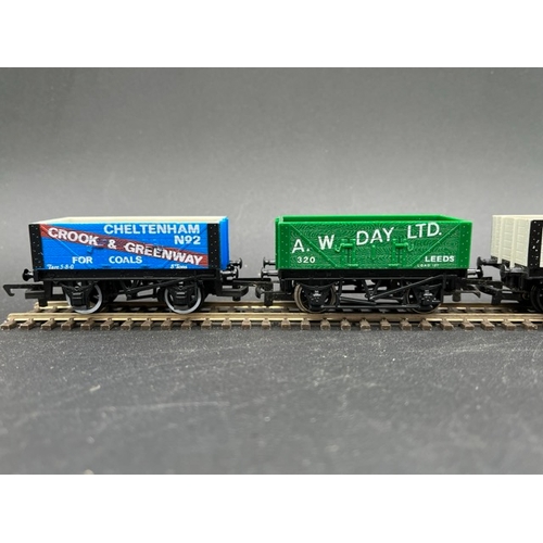 423 - 26 OO gauge Hornby Rolling stock 'Ready to Roll'
(1300g)
Includes, Private owner wagons, branded van... 