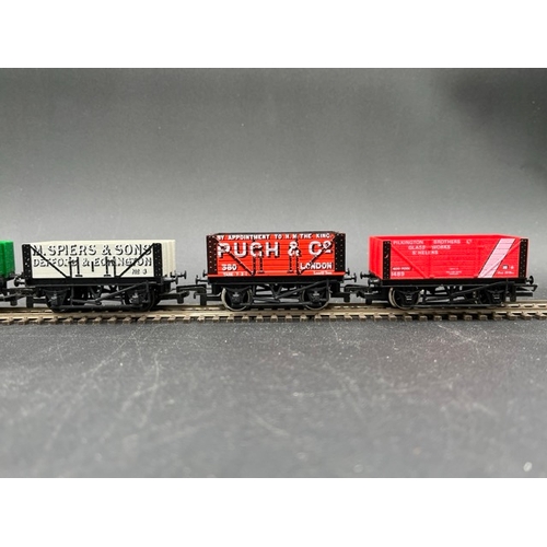 423 - 26 OO gauge Hornby Rolling stock 'Ready to Roll'
(1300g)
Includes, Private owner wagons, branded van... 