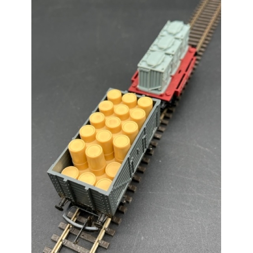 423 - 26 OO gauge Hornby Rolling stock 'Ready to Roll'
(1300g)
Includes, Private owner wagons, branded van... 