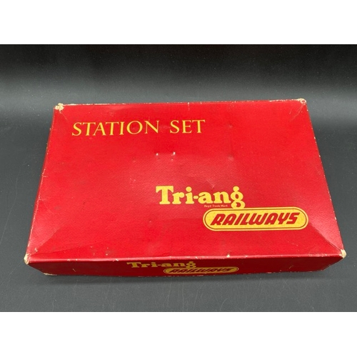 100 - Triang R81 Station Set Boxed and complete except for station canopy
(650g)
Nice original condition, ... 