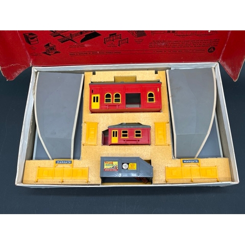 100 - Triang R81 Station Set Boxed and complete except for station canopy
(650g)
Nice original condition, ... 