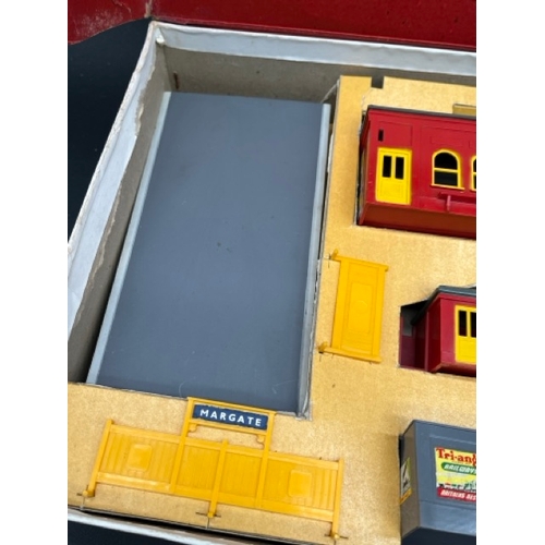 100 - Triang R81 Station Set Boxed and complete except for station canopy
(650g)
Nice original condition, ... 