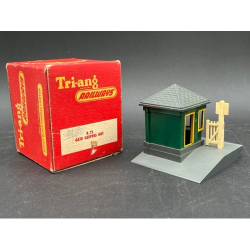 102 - Triang R578 Horse Box Converter Wagon, Trackside Accessories and 11 empty boxes
(850g)
Triang R.578 ... 