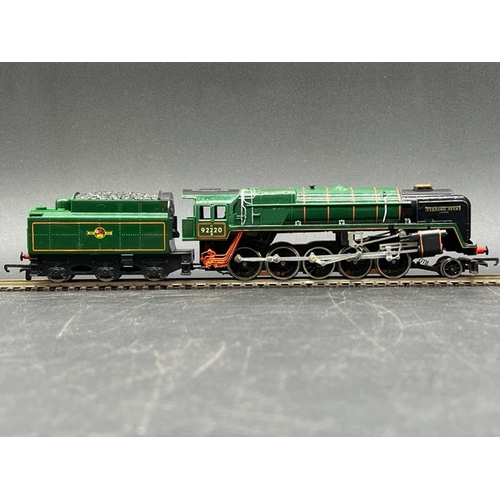 103 - Triang R861 BR 2-10-0 Locomotive 'Evening Star' 92220 in gloss Green livery - Tested Runner
(750g)
T... 