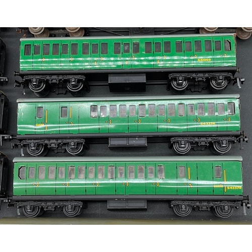 84 - 26 Dublo Rolling stock
(4000g)
22 Coaches
2 Brake vans
2 wagons