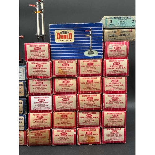 85 - Job Lot of Hornby Dublo boxed Rolling stock and few Trackside accessories
(7000g)
25 Coaches
1 Horse... 