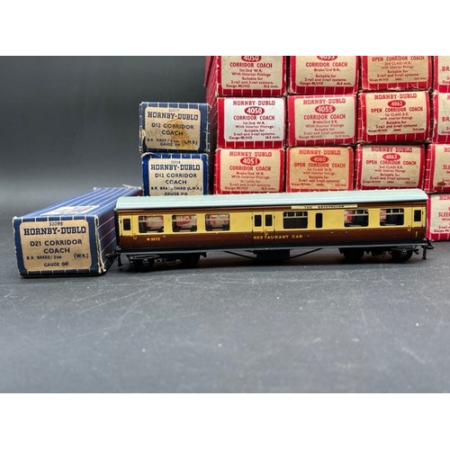 85 - Job Lot of Hornby Dublo boxed Rolling stock and few Trackside accessories
(7000g)
25 Coaches
1 Horse... 