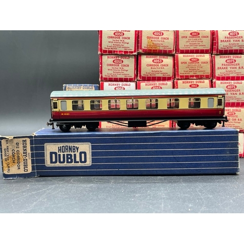 85 - Job Lot of Hornby Dublo boxed Rolling stock and few Trackside accessories
(7000g)
25 Coaches
1 Horse... 