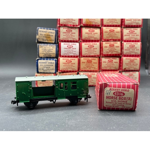 85 - Job Lot of Hornby Dublo boxed Rolling stock and few Trackside accessories
(7000g)
25 Coaches
1 Horse... 