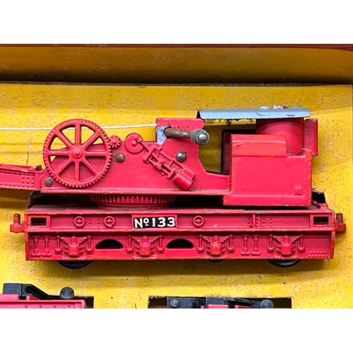 86 - Hornby Dublo 4620 Breakdown Crane with match trucks and screw jacks
(750g)
Includes internal packagi... 