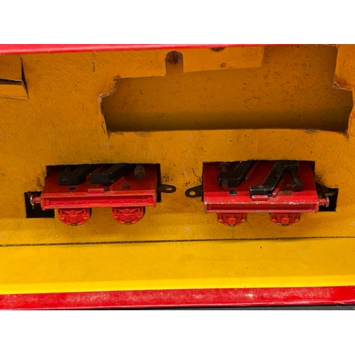 86 - Hornby Dublo 4620 Breakdown Crane with match trucks and screw jacks
(750g)
Includes internal packagi... 