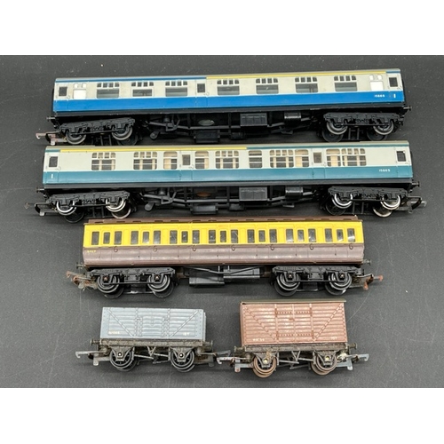 104 - 13 Boxed Triang Rolling stock with 3 OO Graham Farish packaged Brown/Cream coaches, plus others
(380... 