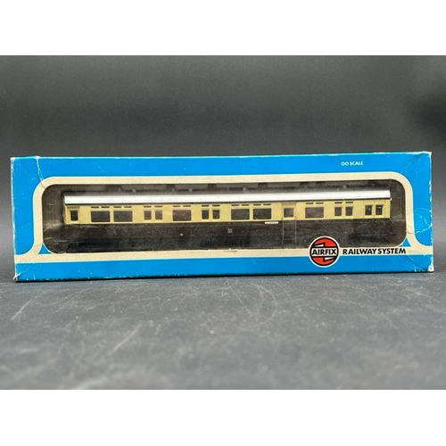 428 - A mixed Lot of OO gauge 9 coaches
(1900g)
Hornby R4110A Mk1 CK corridor composite in BR blue & grey ... 