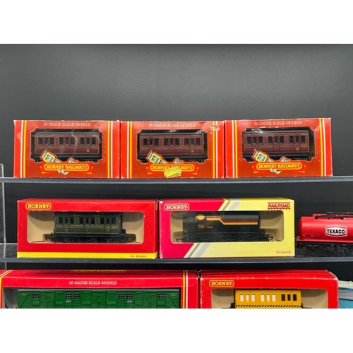 429 - OO gauge 14 Boxed Hornby Rolling stock, with five Hornby wagons/tanks
(1500g)
'Ready to Roll'