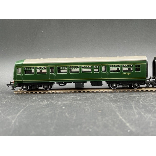 106 - Tri-ang R157-158 DMU 2-Car Met Cam Lightweight DMU in BR Green - Tested Runner
(500g)
Triang R157 Di... 