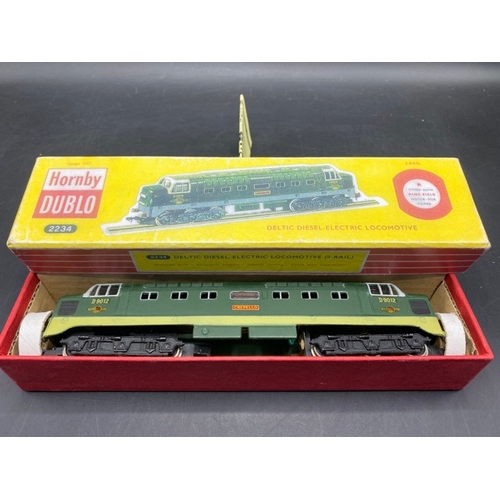 91 - Hornby Dublo 2234 Class 55 Deltic D9012 'Crepello' in BR Green - Tested Runner
(800g)