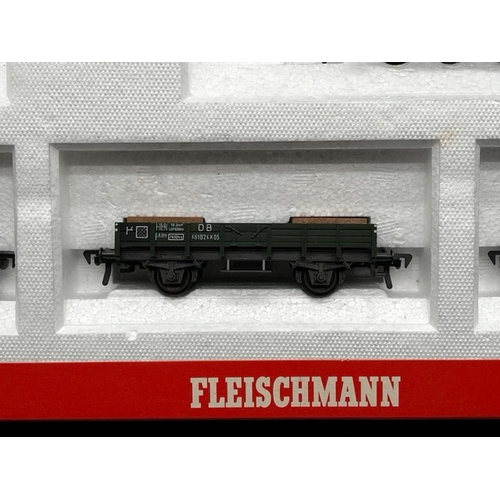 164 - Fleischmann 5597 Breakdown Crane Set in DB Livery
(750g)
Has been removed from tray previously but n... 