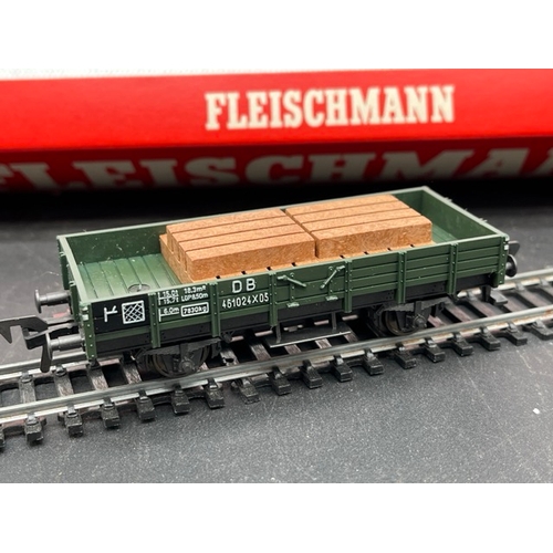 164 - Fleischmann 5597 Breakdown Crane Set in DB Livery
(750g)
Has been removed from tray previously but n... 