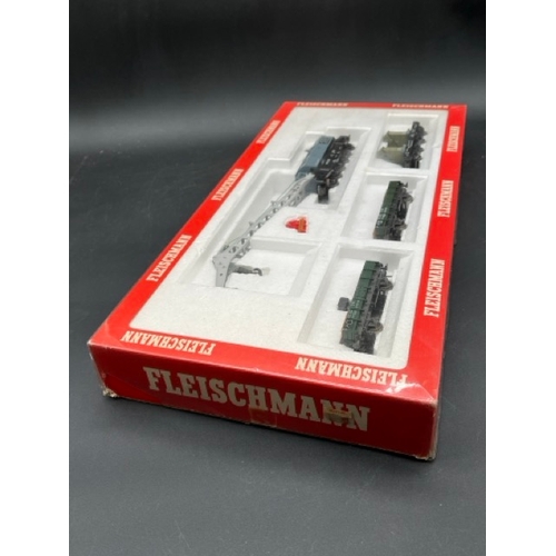 164 - Fleischmann 5597 Breakdown Crane Set in DB Livery
(750g)
Has been removed from tray previously but n... 